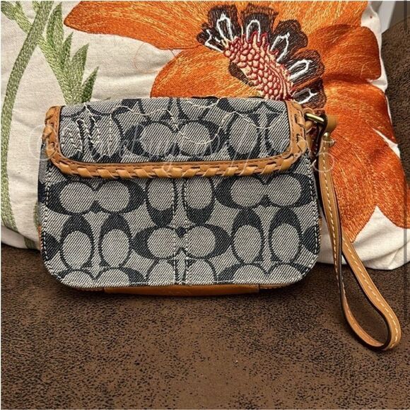 COACH BLEECKER VACHETTA FLORAL APPLIQUÉ& DENIM SIGNATURE WRISTLET LT ED EUC 2007 - Picture 5 of 17